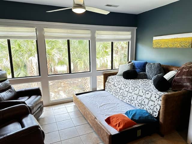Sunroom daybed trundle 2 single beds