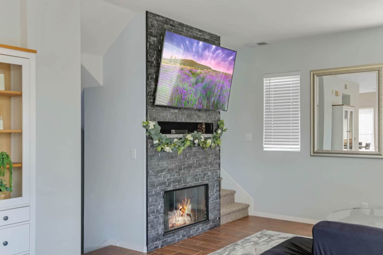 Living Room / Fireplace