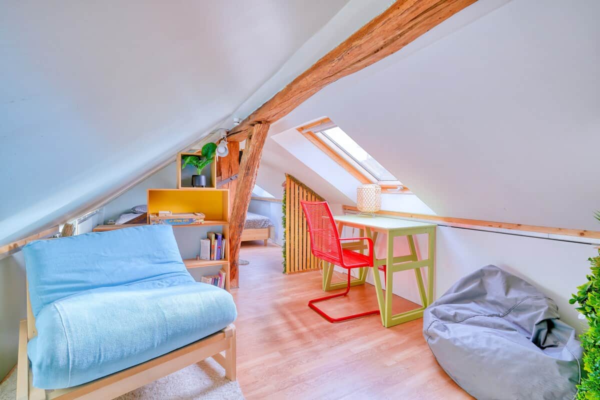Second bureau niché à l'étage, face à la fenêtre pour varier vos environnements de travail à la lumière naturelle. Le Futon est le 3ème couchage individuel de l'étage