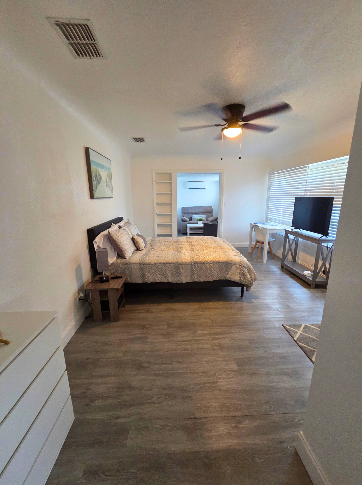 Charming studio with cozy seating, stylish décor, and space for your belongings. Lakeland, FL