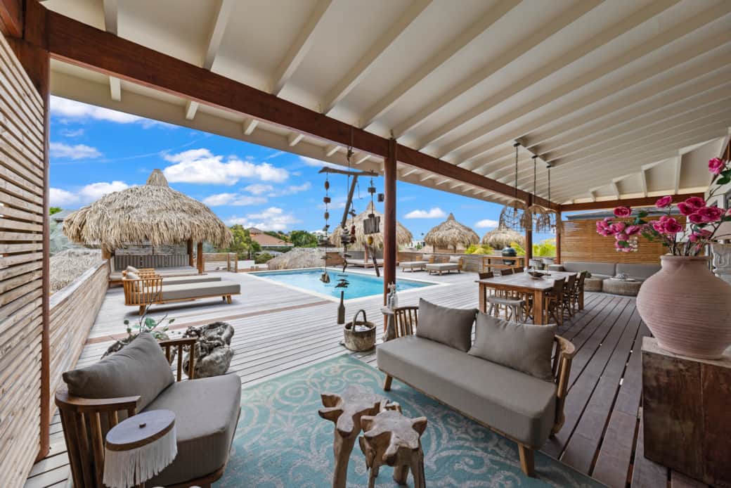 Relaxation area to the right of the villa