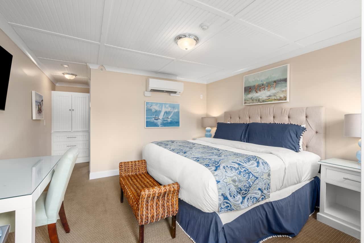 King bed, with cable TV, clean linens and a dedicated workspace!