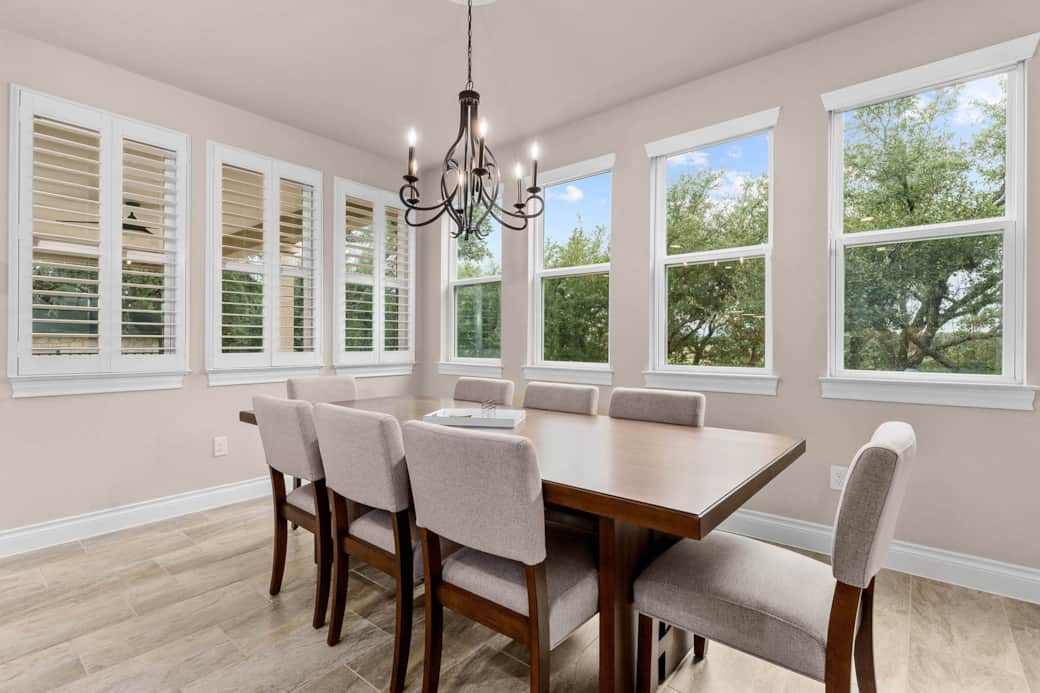 Large Dining Space w/ Panoramic Views Seats 8 Large Dining Space w/ Panoramic Views Seats 8