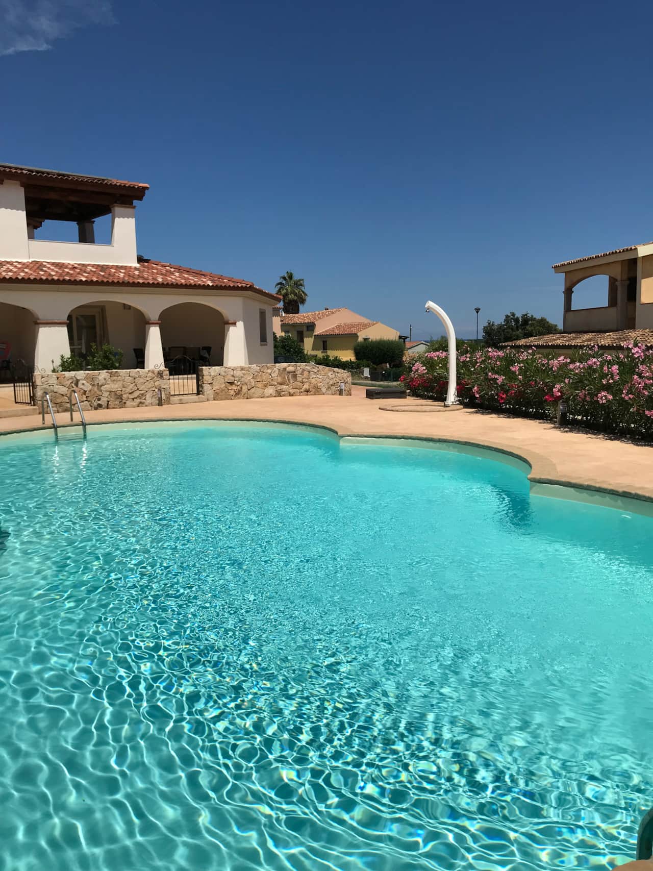 The large swimming pool: relaxation and fun for the whole family