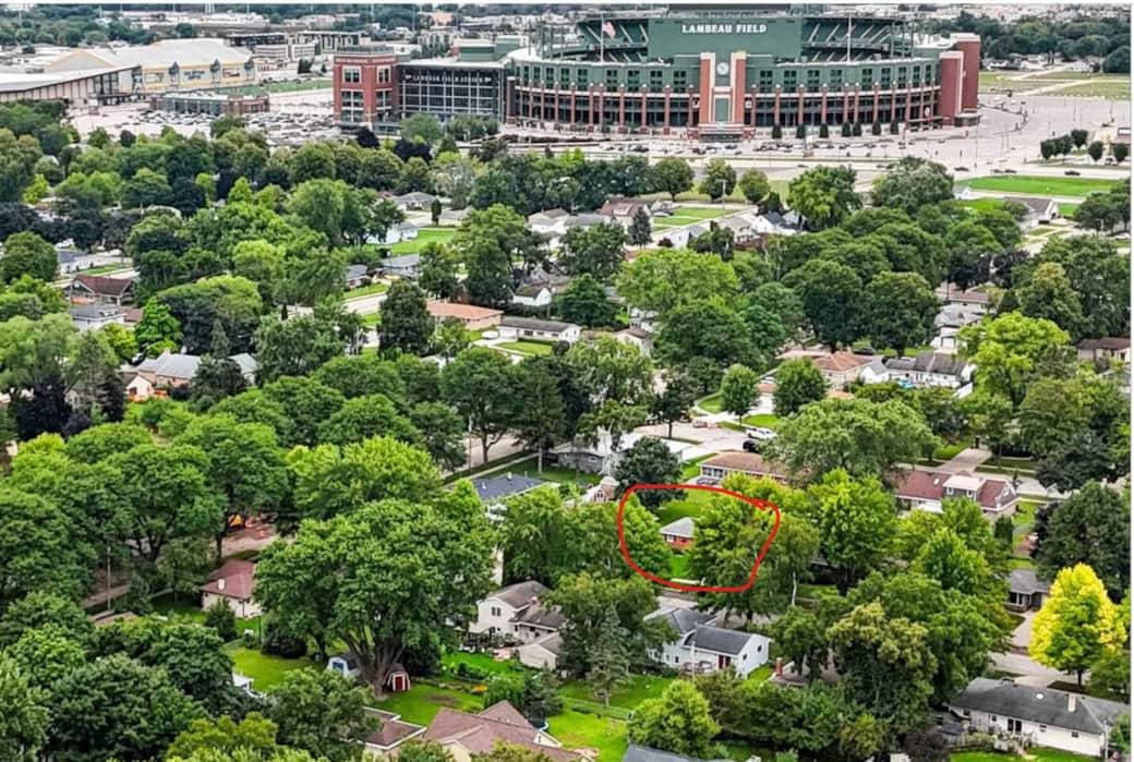 Unbeatable location—just steps from Lambeau Field! Perfect for game-day stays Unbeatable location—just steps from Lambeau Field! Perfect for game-day stays