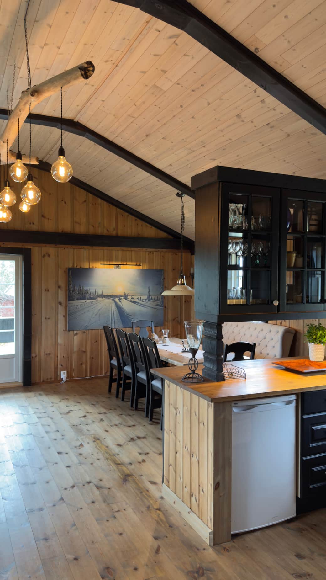 Nyt middagen i vår romslige spisestue Nyt middagen i vår romslige spisestue