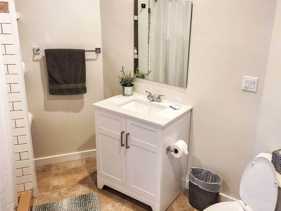 Large bathroom with laundry (washer/dryer)