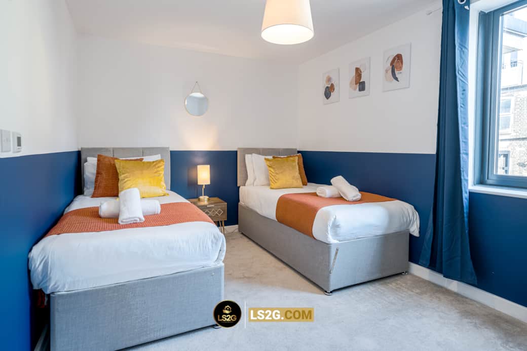Bedroom 1 (En-suite) at LS2G Short Lets & Serviced Accommodation Bedroom 1 (En-suite) at LS2G Short Lets & Serviced Accommodation