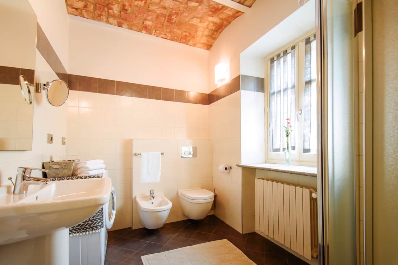 Ampio bagno con doccia, wc, bidet e lavatrice
