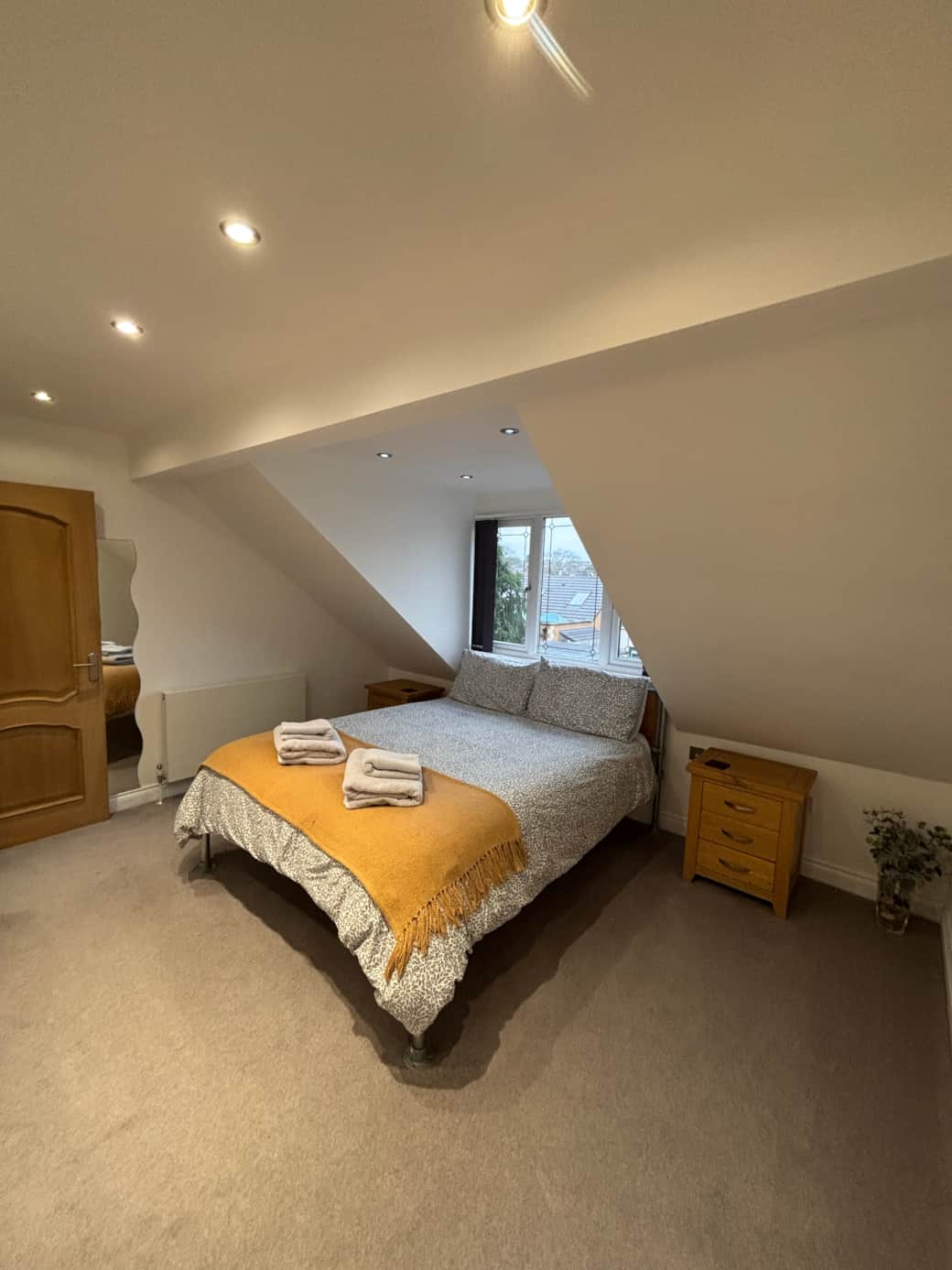 Front bedroom - Kingsize bed