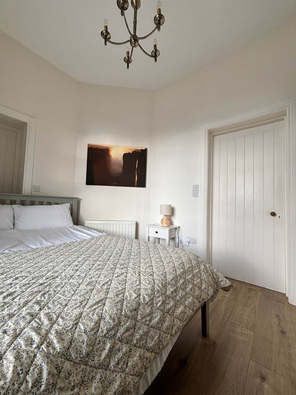 King size bed with door to en-suite King size bed with door to en-suite