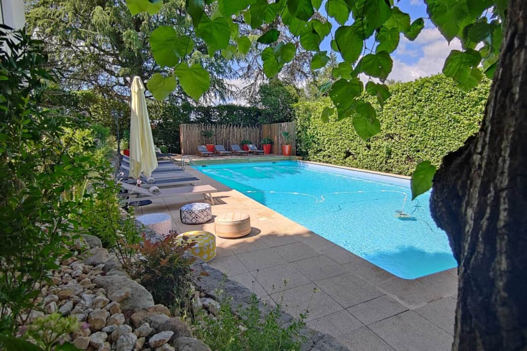 L'espace piscine, un havre de tranquillité au milieu de la verdure. L'espace piscine, un havre de tranquillité au milieu de la verdure.
