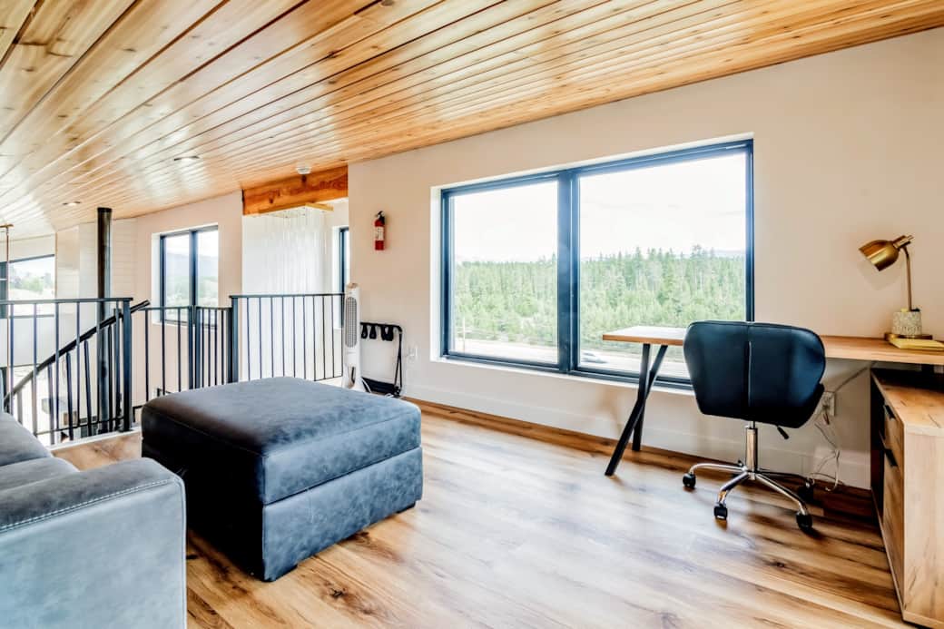 Upstairs Loft - dedicated work space, great views, queen sleeper sofa Upstairs Loft - dedicated work space, great views, queen sleeper sofa
