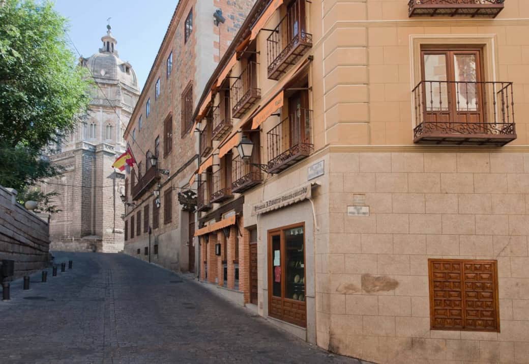 Cathedral from the street top corner, 20 meters to the door - La catedral desde la esquina superior de la calle, a 20 metros