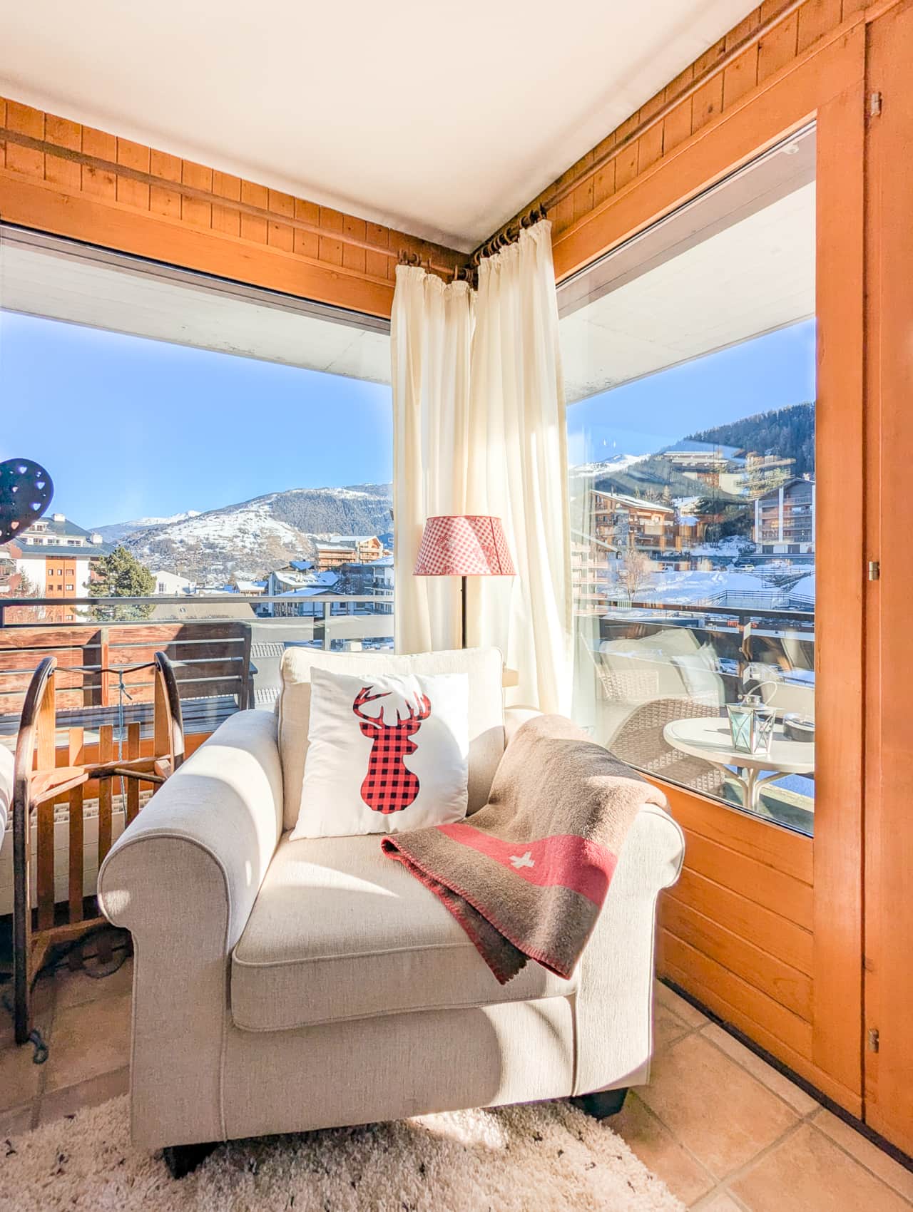 Wohnzimmer mit Kamin und Zugang zur Terrasse