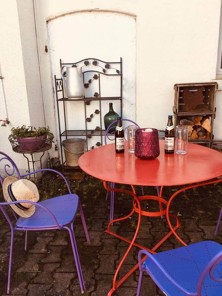 Sitzplatz im Hof hinterm Haus Sitzplatz im Hof hinterm Haus