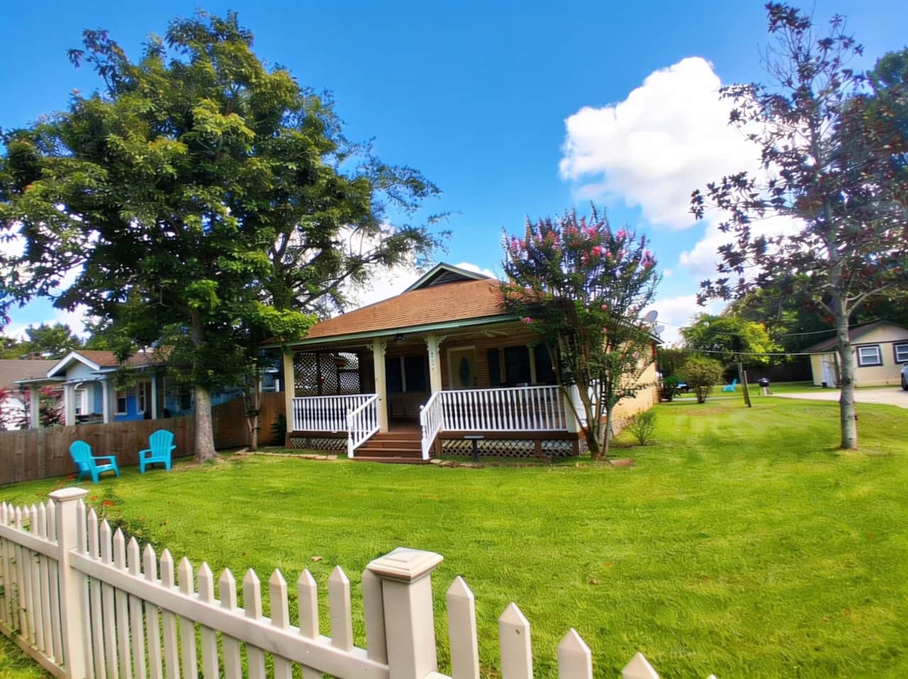 Brick house, fully fenced yard 1 block from bay, crepe myrtle, privacy fence around the backyard