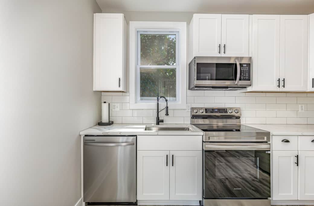 Full feature Kitchen with Quartz Counters and Stainless Steel Appliances Full feature Kitchen with Quartz Counters and Stainless Steel Appliances