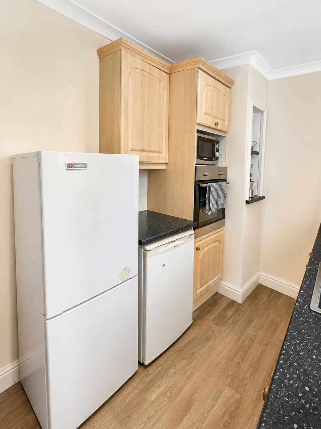 Fully equipped kitchen with cooker, fridge, washing machine and kettle