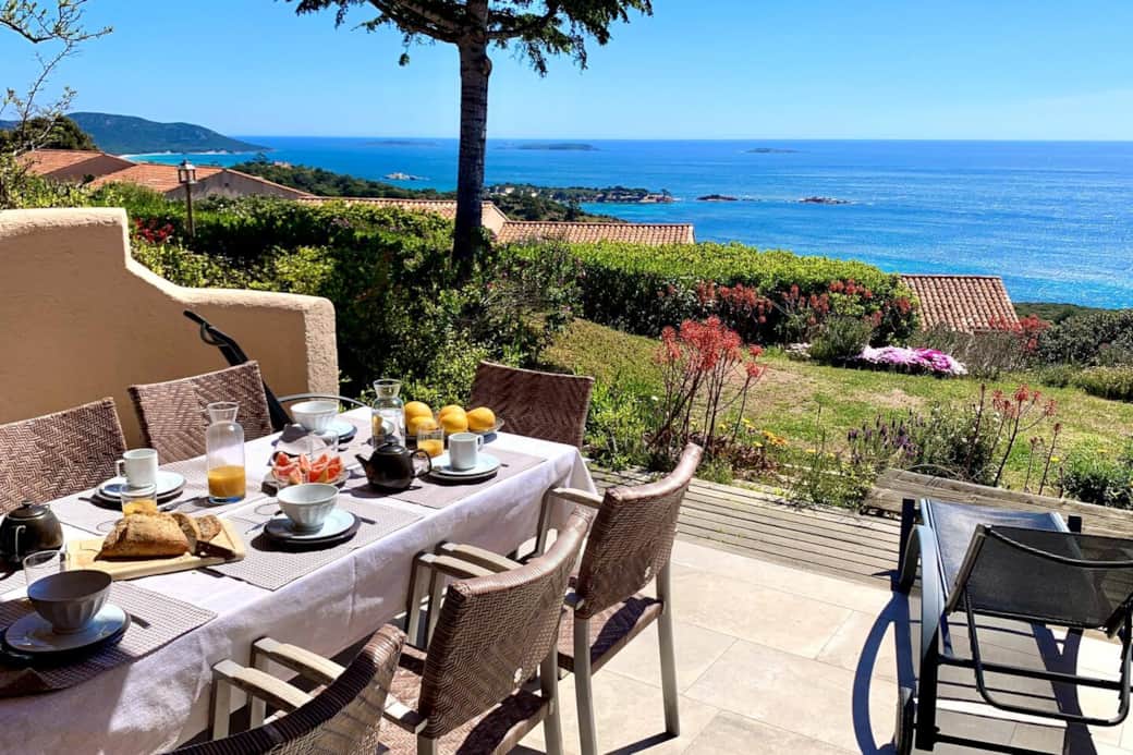 La terrasse et la vue sur les plages de Palombaggia.