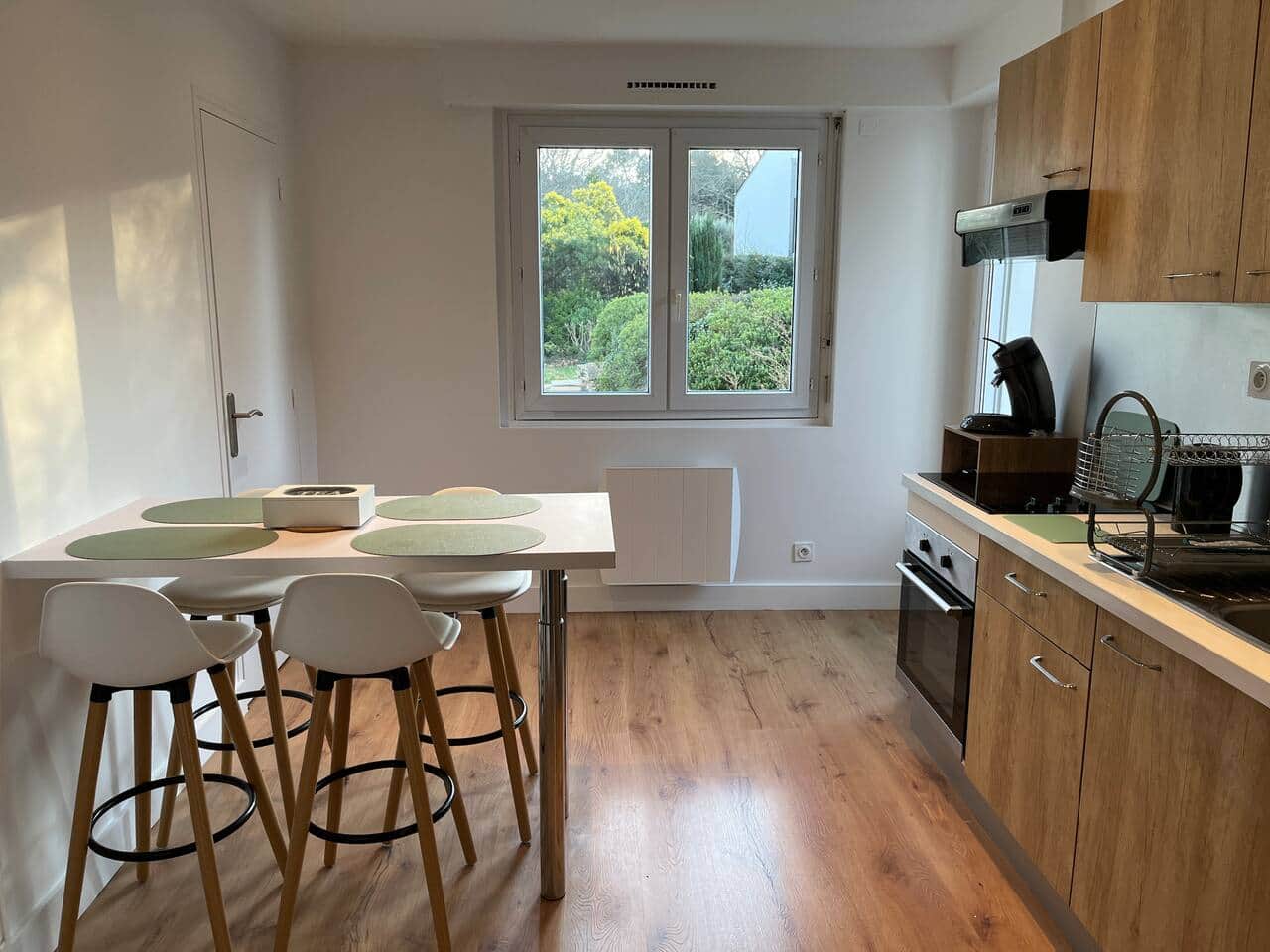 Vue de la cuisine et du coin repas depuis le salon
