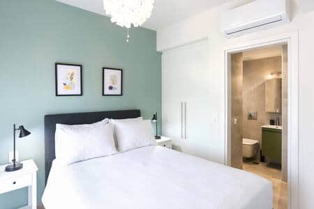 Master-bedroom mountain view apartment