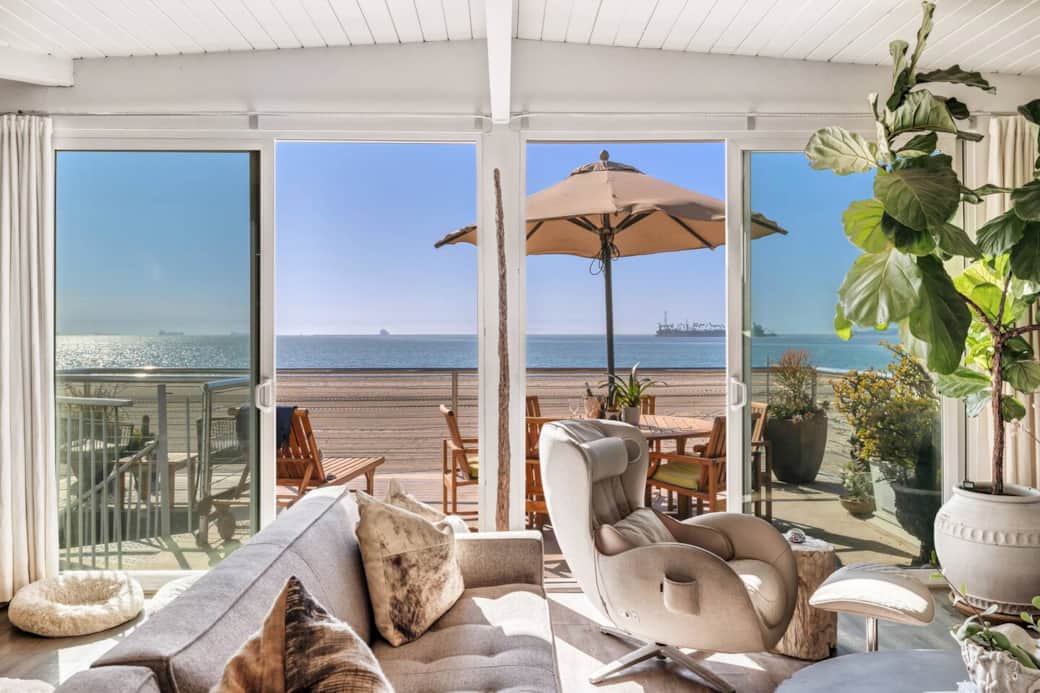 Enjoy the ocean view while getting a massage in massage chair and watching some TV ! Enjoy the ocean view while getting a massage in massage chair and watching some TV !