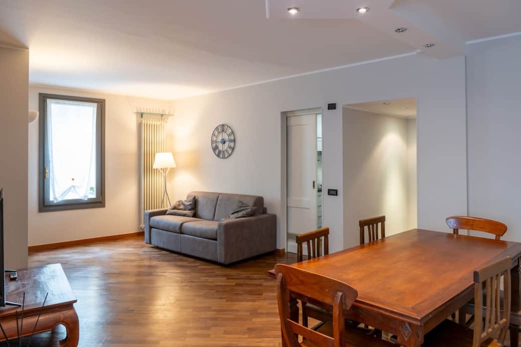 Grande soggiorno con divano letto, Smart TV, tavolo per mangiare/ lavorare da remoto o giocare in compagnia Grande soggiorno con divano letto, Smart TV, tavolo per mangiare/ lavorare da remoto o giocare in compagnia