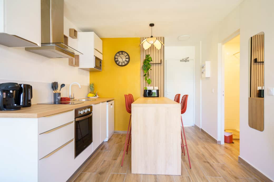Vue de la cuisine et salle de douche Vue de la cuisine et salle de douche