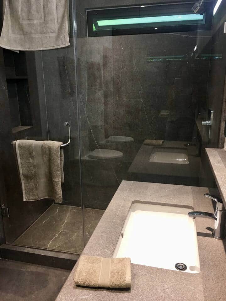 Baño completo de recámara con luz de espejo