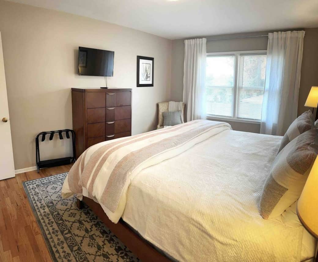 King bed with options of extra firm and/or cooling pillows. Extra thick bedspread in winter.  Lighter blankets in summer. Large closet and dresser. 32 inch Smart TV.