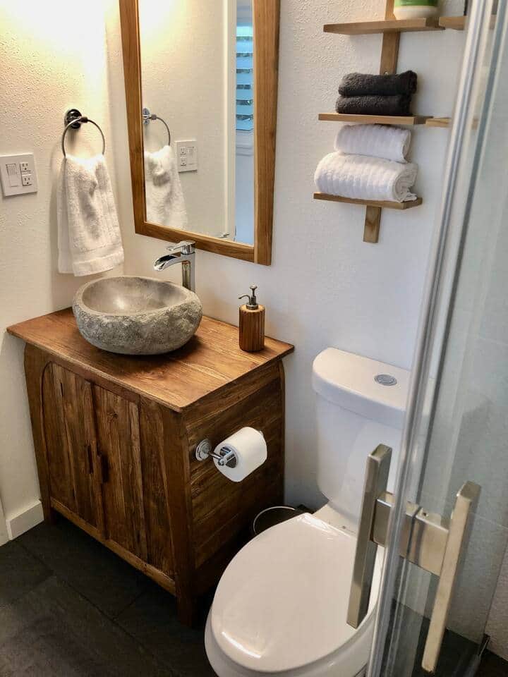 Towels, dark facial washcloths for your make up removal, lotion, blow dryer, first aid kit and after-sun lotion are in the bathroom for your use.