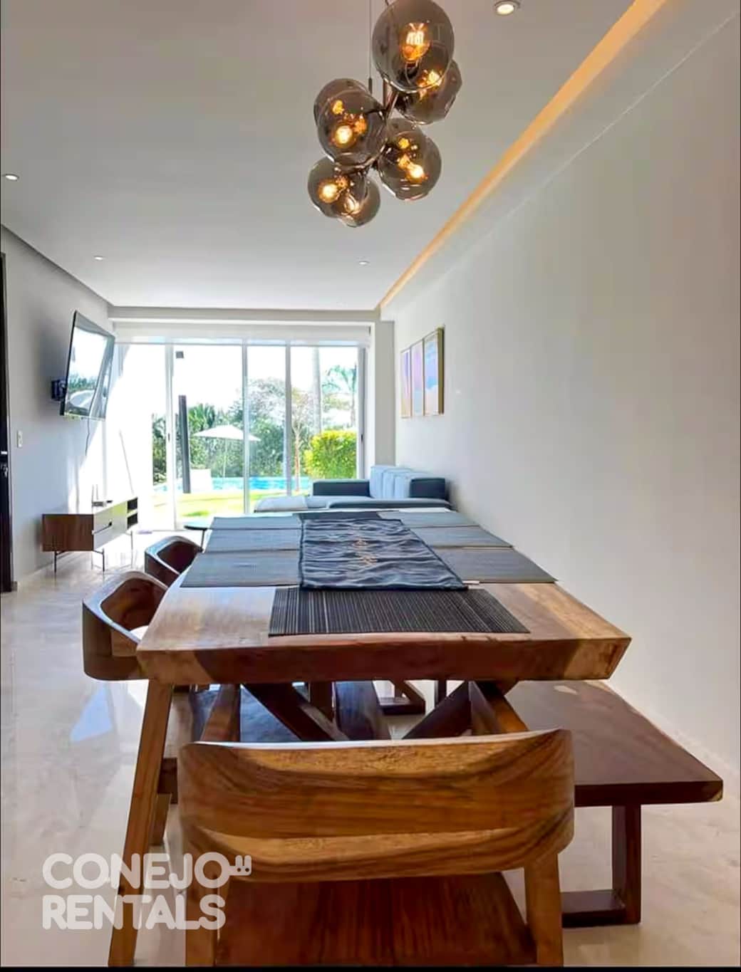 Comedor moderno y amplio para compartir. Diseño cálido en Bolongo, Punta de Mita Comedor moderno y amplio para compartir. Diseño cálido en Bolongo, Punta de Mita