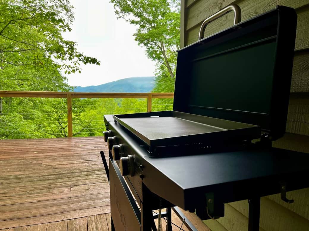 Enjoy the view as you cook on the flattop grill which includes all the grilling utensils you need. This four burner grill is great for grilling burgers, sautéing veggies, frying bacon and some eggs.