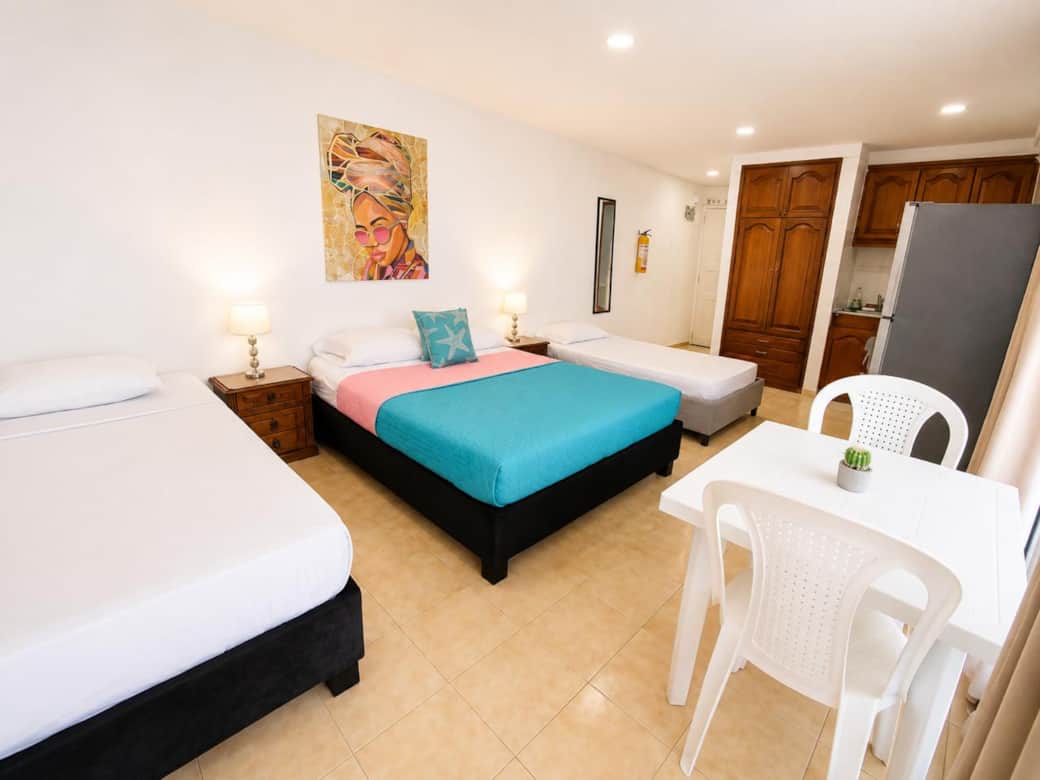 Monoambiente con cama doble y dos camas sencillas
