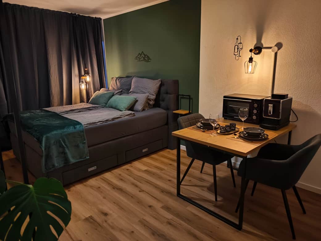 Schlafzimmer mit bequemen Queensize Boxspringbett