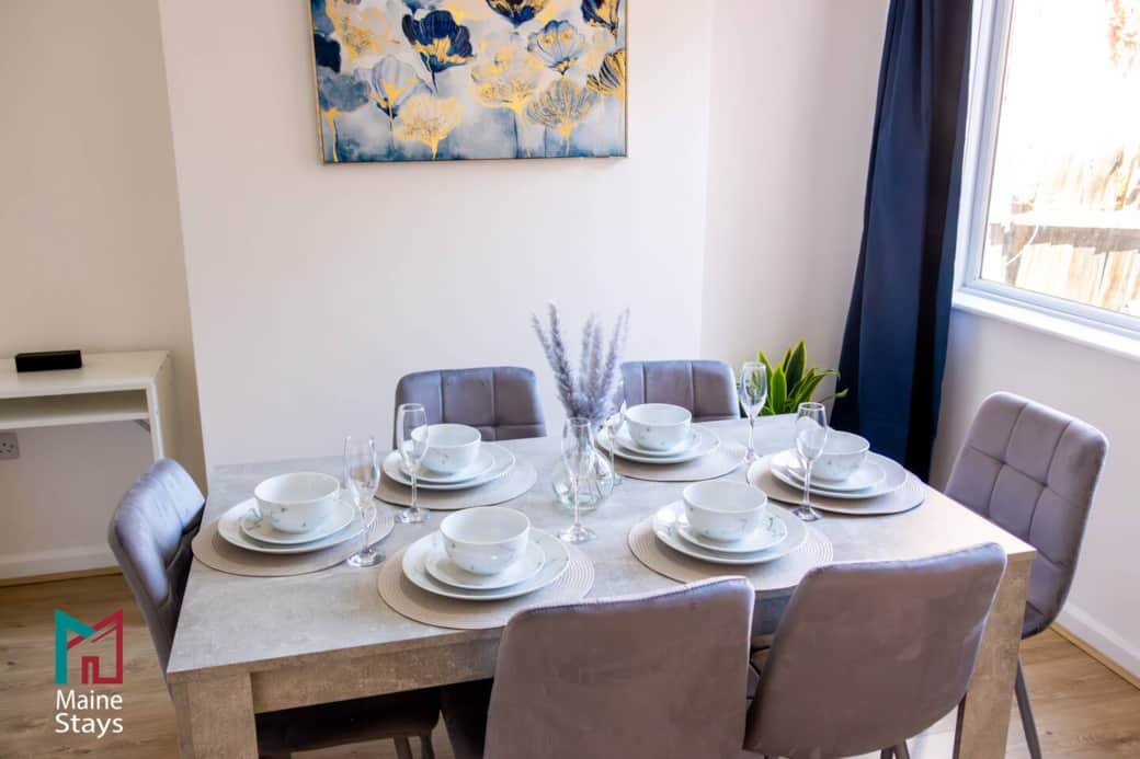 ️ Dine & Focus in Style – Comfortable dining space that seats up to 6 guests, with a dedicated workspace for remote working or planning your next adventure.