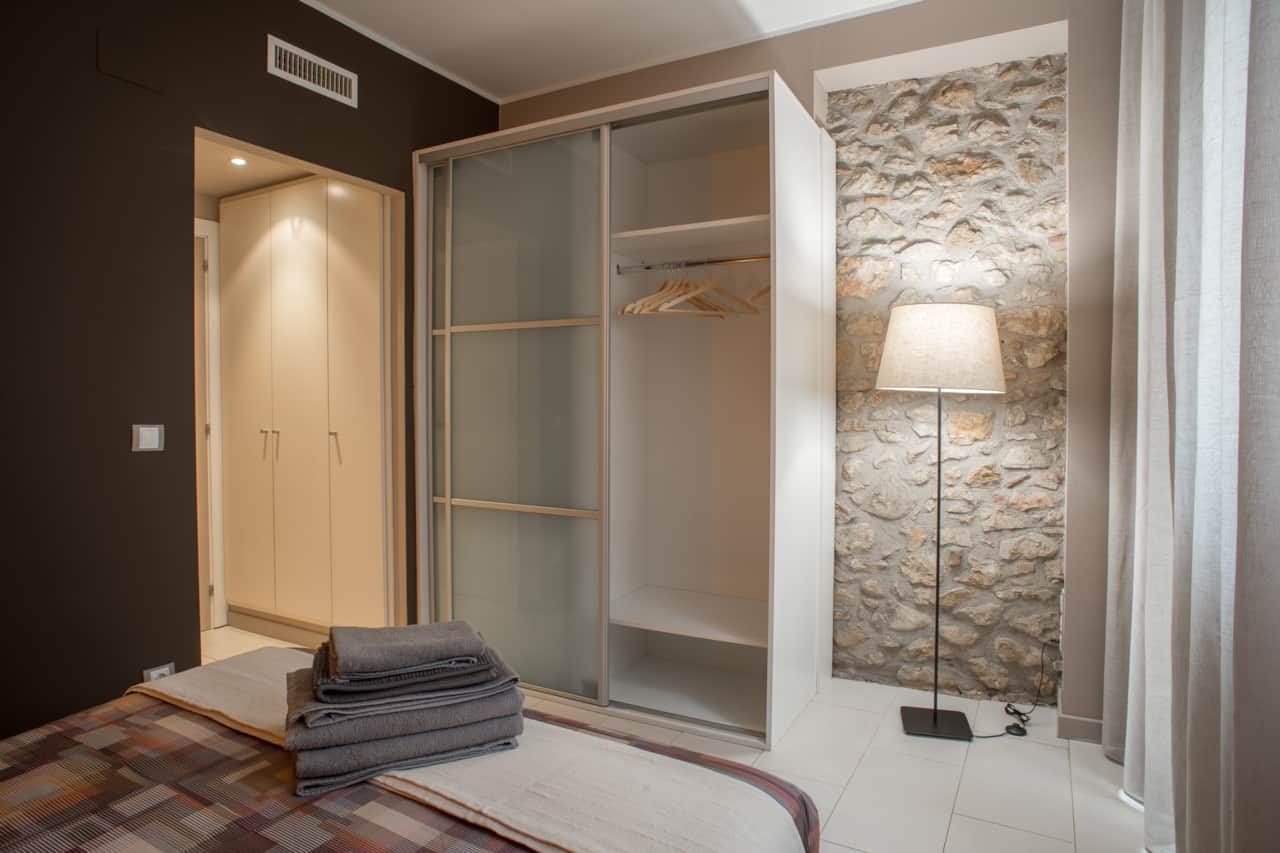 Amplis armaris a les habitacions
