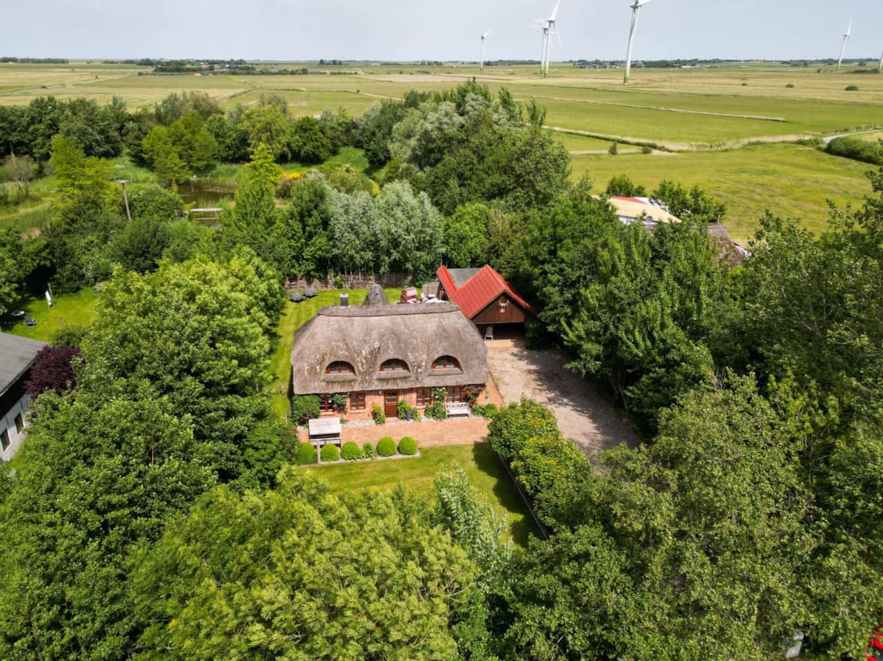 Luftbild mit Blick über die Marsch