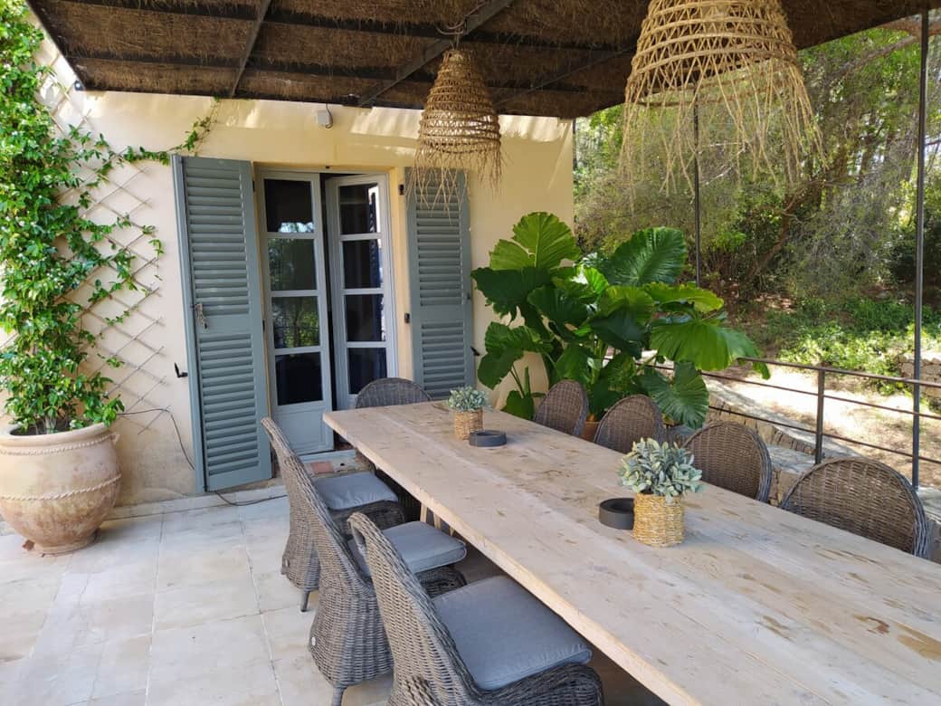 Table familiale pour 14 personnes.
De la terrasse on a une vue magnifique sur la mer et le vallon.
La table est protégée du soleil et de la chaleur par une pergola, bienvenue en été !
