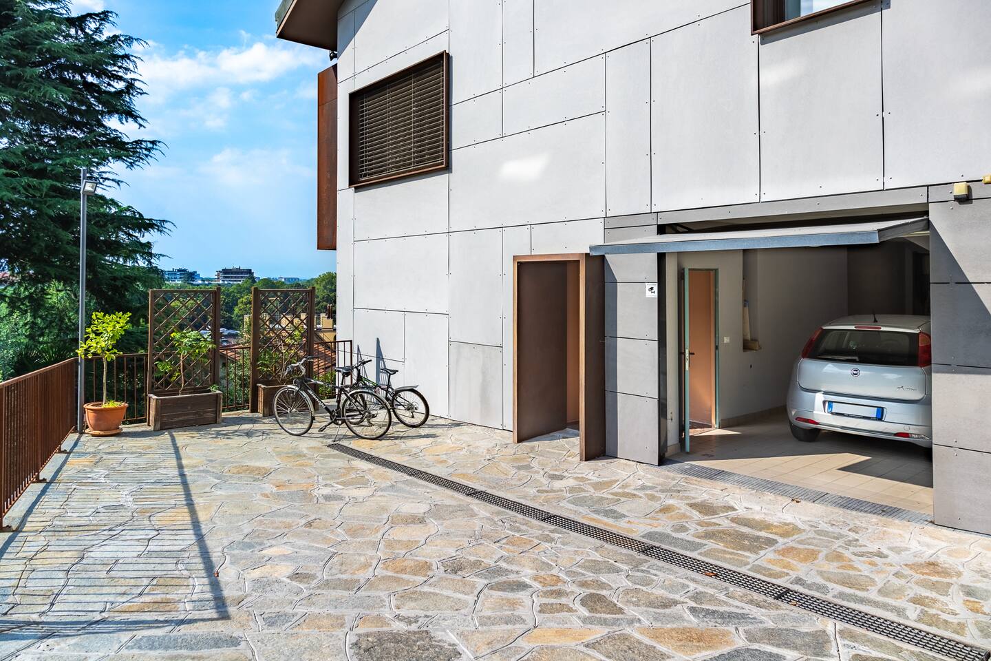 Garage utilizzabile dagli Ospiti con Ingresso all'appartamento adiacente