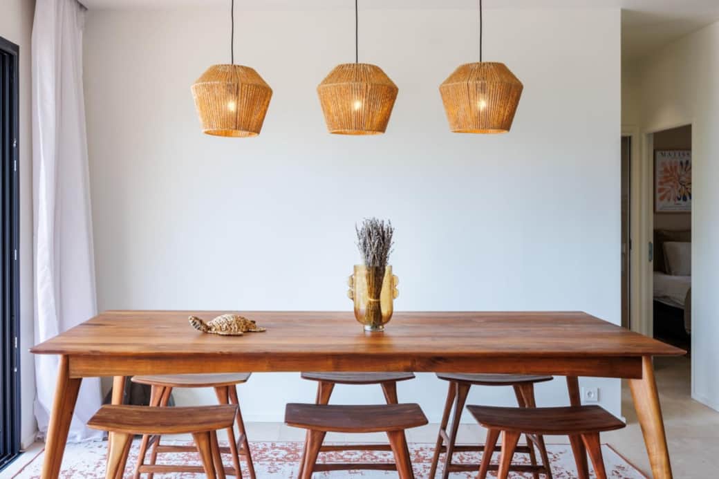 Grande table à manger en bois pour vos repas en famille ou entre amis