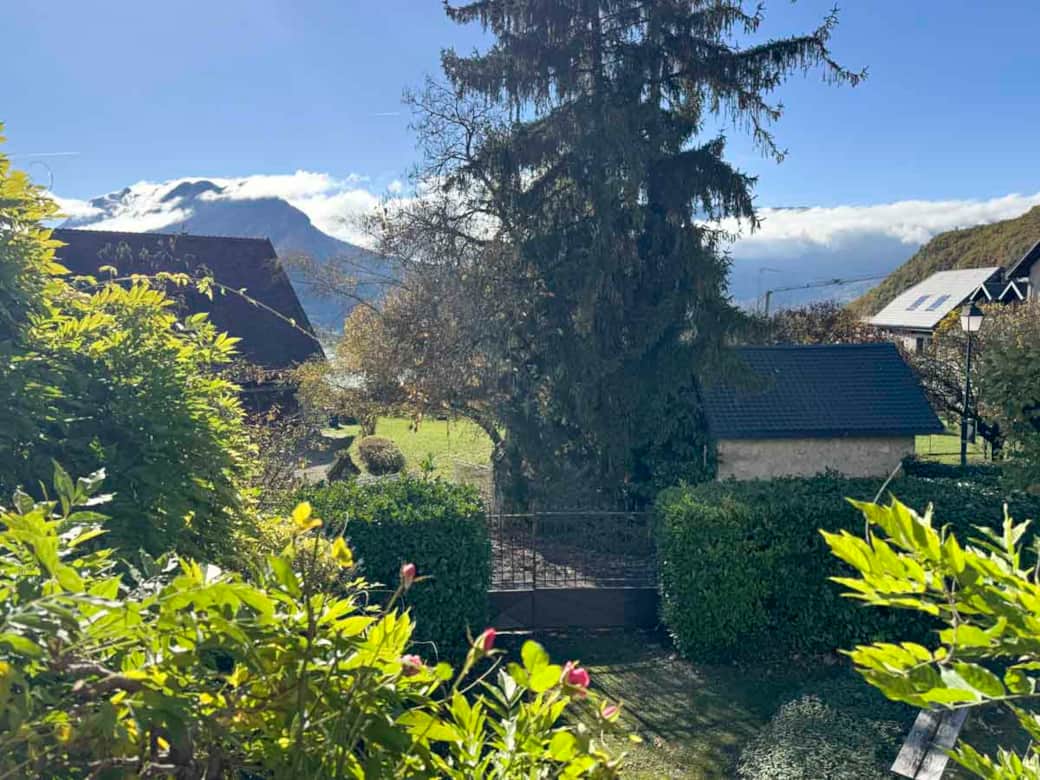 Côté lac : exposition Ouest depuis le salon avec vue sur le jardin, le Taillefer et le Roc de Chère Côté lac : exposition Ouest depuis le salon avec vue sur le jardin, le Taillefer et le Roc de Chère
