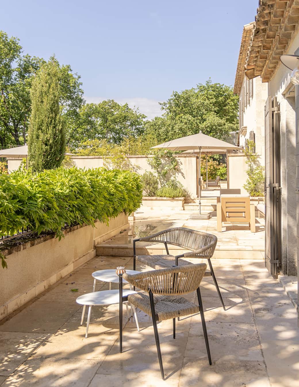 Terrasse fauteuils rotin jardin vue parasol bastide du levant saint remy de provence