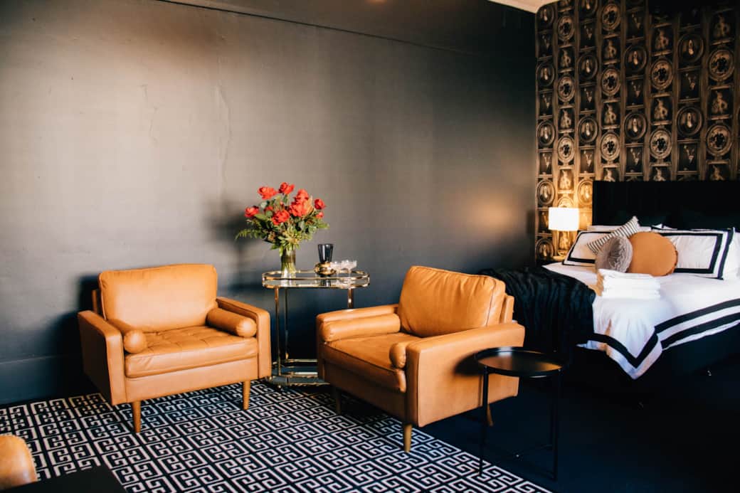 A bold and dramatic décor, with tan accents A bold and dramatic décor, with tan accents