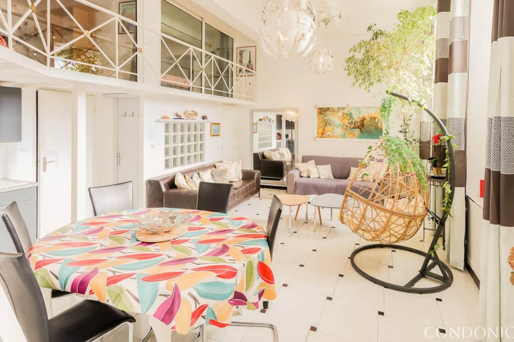 Premier salon cathédrale 4 mètres  de hauteur de plafond . 