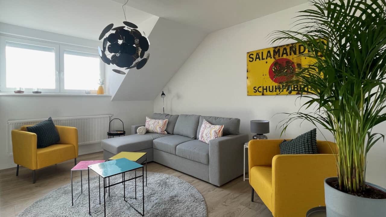 Großzügiges Wohnzimmer mit Schlafcouch