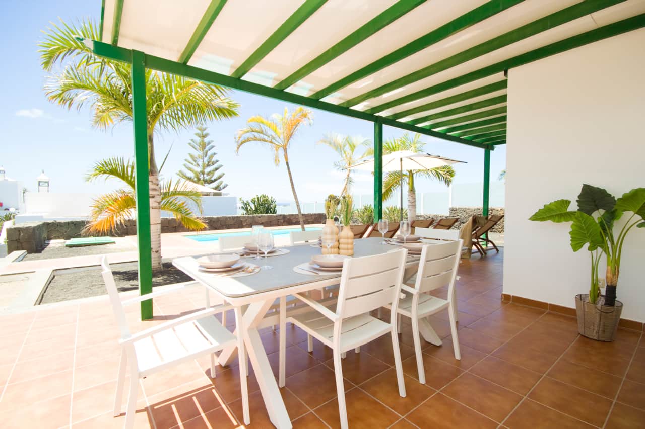 Terraza cubierta con comedor exterior en Villa Costa Papagayo 11