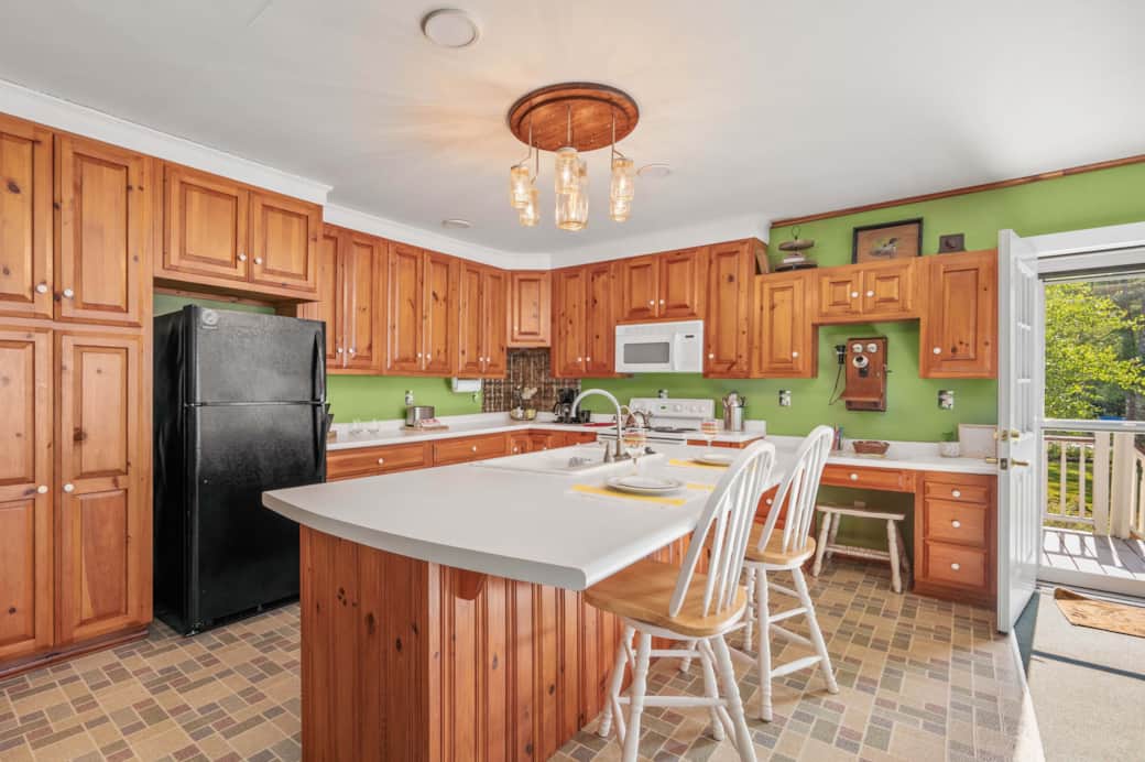 Spacious Kitchen & Island Seating