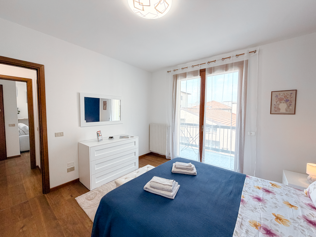 Bright double bedroom with balcony in Desenzano del Garda, Lake Garda